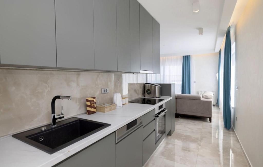 Sunny Lux 3 In By Guide Vila *