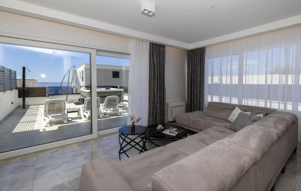 Sunny Lux 3 In By Guide * Makarska