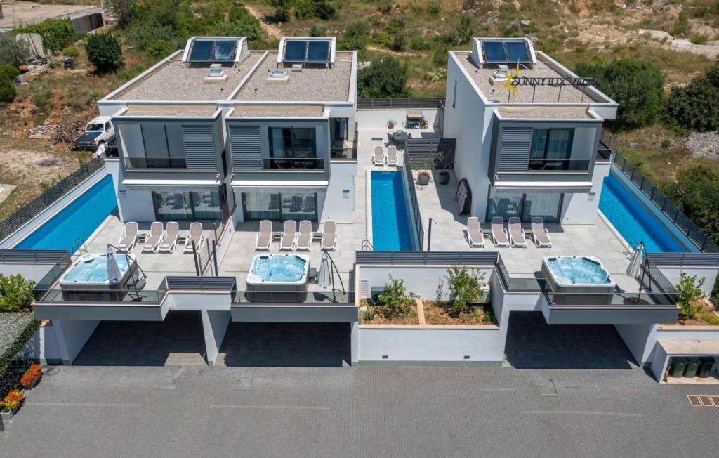 Sunny Lux 3 In By Guide Vila